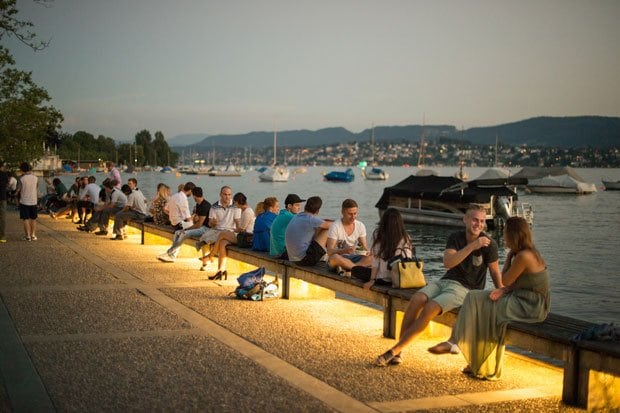 チューリヒ湖畔。夕暮れから夜にかけ、大勢の市民が湖のほとりでリラックス(撮影/写真部・馬場岳人)