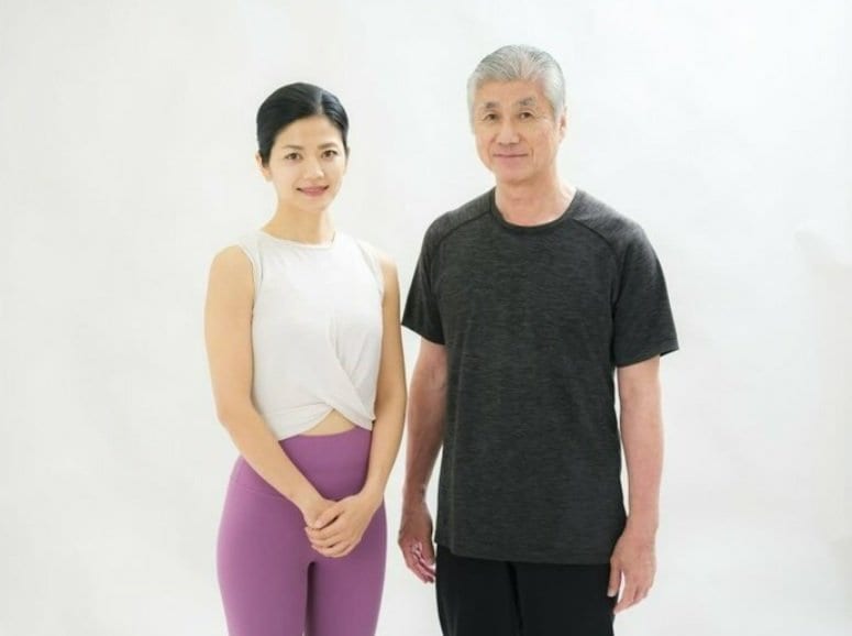 矢上真理恵(やがみ・まりえ、左)矢上予防医学研究所ディレクター:1984年、兵庫県生まれ。高校卒業後単身渡米、芸術大学プラット・インスティテュートで衣装デザインを学び、ニューヨークにて独立。成功を夢見みて、徹夜は当たり前、寝るのはソファの上といった多忙な生活を続けた結果、心身のバランスをくずし動けなくなる。そのとき、父・矢上裕が考案し約15,000名が実践している「自力整体」を本格的に学び、心身の健康を取り戻し、その魅力を再発見。その後、自力整体ナビゲーターとして、カナダ、ヨーロッパ各地、イスラエルにて、クラスとワークショップを開催。さらに英国の名門セントラル・セント・マーチンズ大学院で「身体」をより体系的に学び、2019年に帰国。現在、国内外の人たちに自力整体を伝えながら、女性のための予防医学をライフワークにしている。著書に、『すごい自力整体』(ダイヤモンド社)がある/監修者:矢上 裕(やがみ・ゆう、右)、矢上予防医学研究所所長、自力整体考案者、鍼灸師・整体治療家:1953年、鹿児島県生まれ。関西学院大学在学中の2年生のとき、予防医学の重要性に目覚め、東洋医学を学ぶため大学を中退。鍼灸師・整体治療家として活躍するかたわら、効果の高い施術を自分でできるように研究・改良を重ね「自力整体」を完成。兵庫県西宮市で教室を開講、書籍の出版やメディア出演などで注目され、全国から不調を抱える人々が続々と訪れるようになる。現在約500名の指導者のもと、約15,000名が学んでいる。著書に『自力整体の真髄』『はじめての自力整体』(ともに新星出版社)など多数。遠隔地の人のために、オンライン授業と通信教育もおこなう(写真/榊智朗)