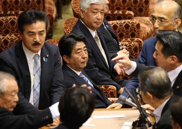 参議院で審議中の安倍首相と中谷元・防衛相　（c）朝日新聞社　＠＠写禁