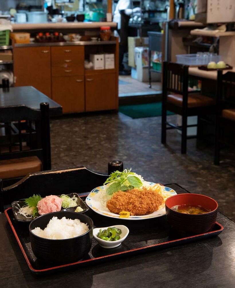 一番人気のメンチカツ＋ネギトロ定食は1180円（税込み）［写真＝倉田貴志／高野楓菜（写真映像部）／楠本涼］