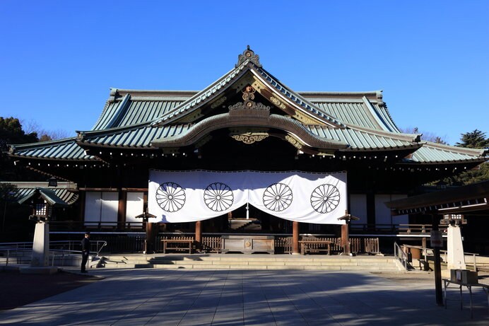 桜の名所として春も多くの参拝者が訪れる靖国神社