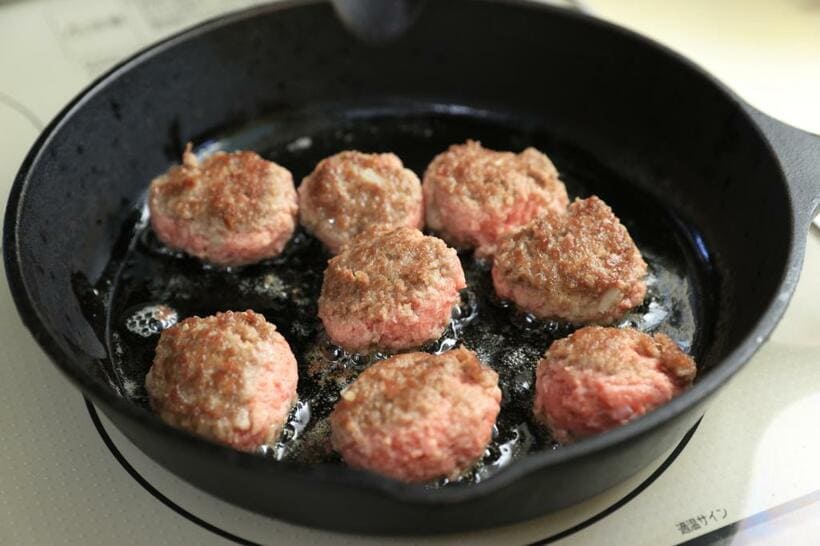 フライパンに入れたら崩さないようにそっと転がしながら表面を焼き固める。（撮影／写真映像部・松永卓也）