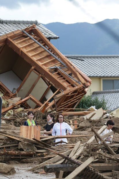 大量の土石流が完成な住宅街に流れ込み、家や車を破壊（撮影／写真部・松永卓也）