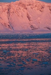 南極で撮影された夕焼け。レコーディングや取材などですべての大陸を訪れ、環境やエネルギー、食料問題についての発言も多い。フィルムは、ブルーとグリーンの色味がちょうどいいという理由でずっとコダクロームを使用している