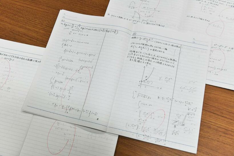佐藤ママの長女が高２のときに使っていた数学のノート。文章問題１問を解くのに丸々１ページをあてている（撮影／門間新弥）