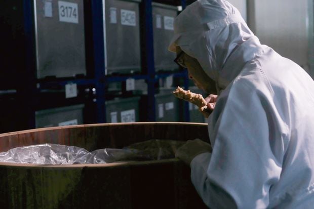 生きている菌を相手にする味噌づくり。安定的に製造し続けるためには、職人の熟練の技が欠かせない（写真：マルコメ提供）