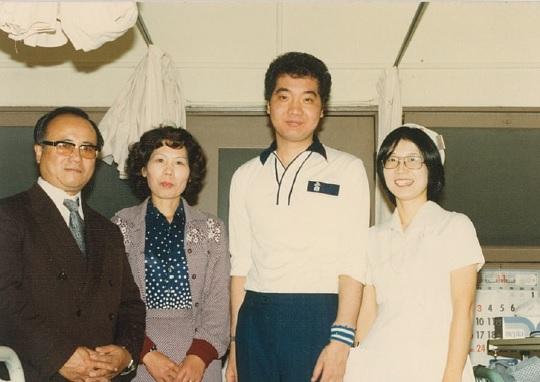 最初に受け持った患者の森本さん（仮名、右から２人目）と両親、看護師