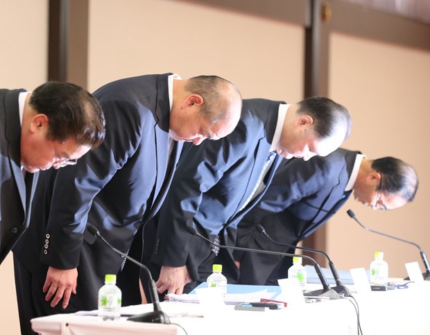日馬富士の暴力事件で頭を下げた日本相撲協会の八角理事長ら（ｃ）朝日新聞社