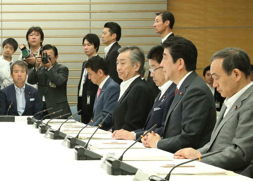 ２０１７年６月、「すべての女性が輝く社会づくり本部」の会合であいさつする安倍晋三前首相。２０年７月、女性管理職３割目標達成を先送りすることを発表した　（ｃ）朝日新聞社