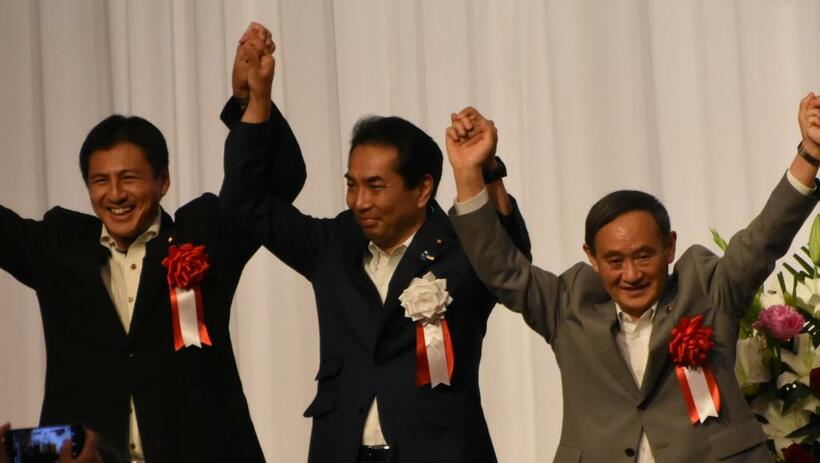 武井俊輔衆院議員（一番左）と菅義偉首相（C)朝日新聞社