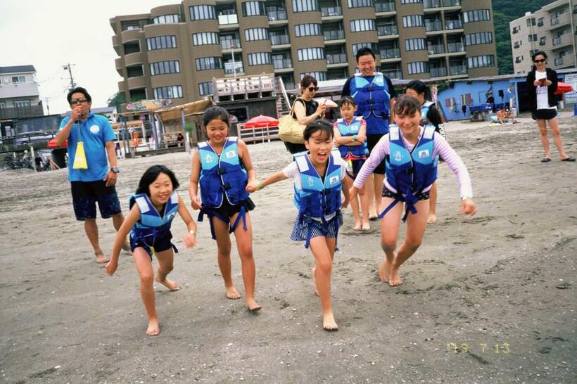 2019年7月13日。逗子海岸で。小学校の友だちとウォーターパークへ走り出す凛子（11歳）