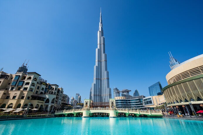 世界一高いビルはドバイにあるブルジュ・ハリファ（828m）