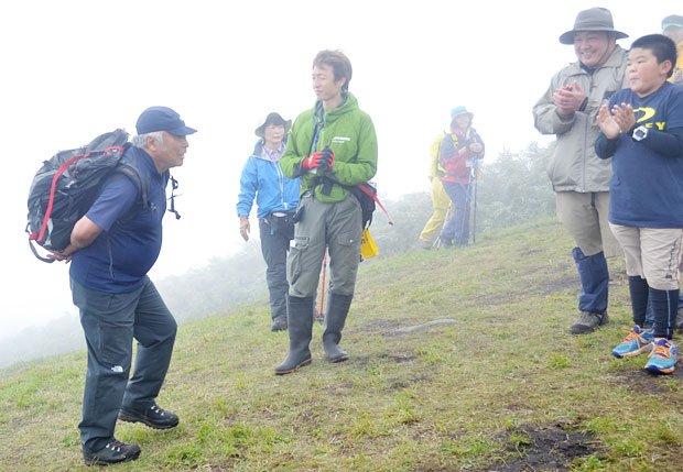 標高１２２１メートル、鉢伏山の山頂に到達する三浦さん（左端）