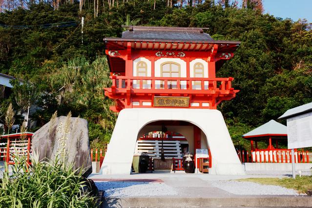 鹿児島県指宿市にある「龍宮神社」すぐそばには祈願貝に埋め尽くされた「浦島太郎像」も