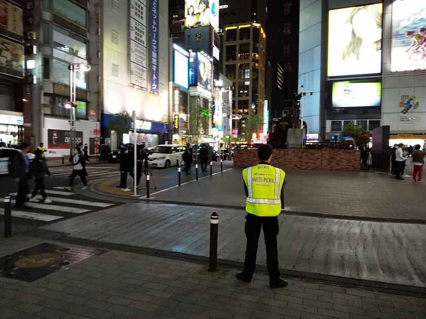 新橋駅前では路上飲み禁止を呼びかける見回り隊が目を光らせていた（撮影／鈴木裕也）