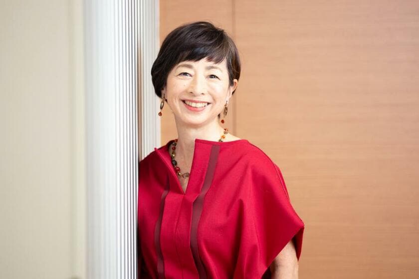 阿川佐和子（あがわさわこ）／　1953年生まれ。TBS「情報デスクToday」「筑紫哲也NEWS23」「報道特集」でキャスターを務める。以後、執筆を中心にインタビュー、テレビなど幅広く活躍。99年『ああ言えばこう食う』（檀ふみとの共著）で講談社エッセイ賞、2000年『ウメ子』で坪田譲治文学賞、08年『婚約のあとで』で島清恋愛文学賞を受賞。「ビートたけしのTVタックル」にレギュラー出演中。［撮影／写真映像部・高橋奈緒　ヘアメイク／田中舞子（VANITES）　スタイリスト／中村抽里　衣装協力／ドレスアンレーヴ（DRESSUNREVE Co.,Ltd.）］