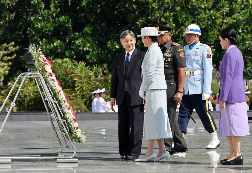 天皇、皇后両陛下は6月20日、カリバタ英雄墓地を訪れ、英霊碑に供花した