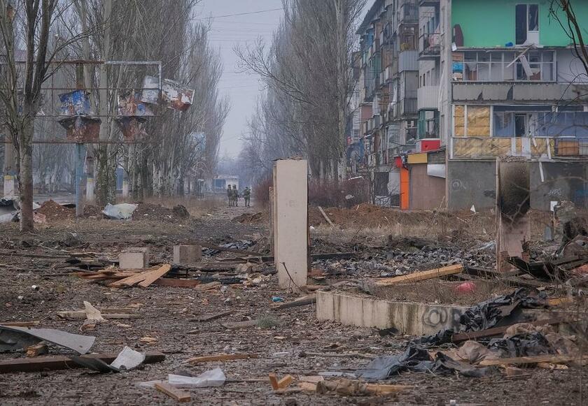 攻勢をかけるロシア軍に破壊された、ウクライナ東部ドネツク州バフムートの街（ロイター／アフロ）