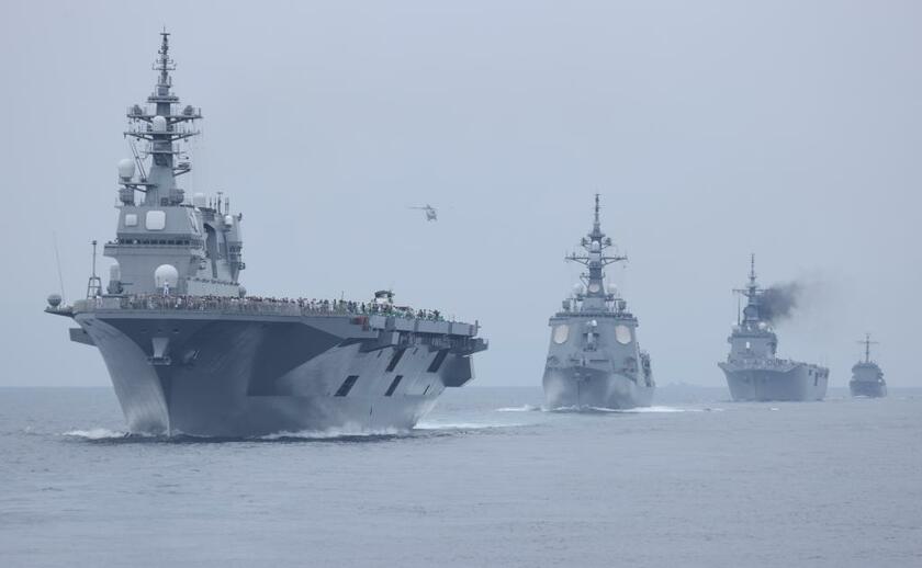 洋上で展示訓練のため航行する護衛艦や輸送艦など海上自衛隊の艦船。左端は護衛艦「ひゅうが」