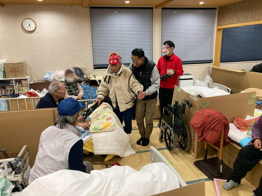 輪島市「ウミュードゥソラ」福祉避難所での豆まき。ケアの担い手は、福井、神奈川、千葉、栃木の4県七つの民間団体が継続的に送り込んだ（写真：キャンナス災害支援チーム提供）