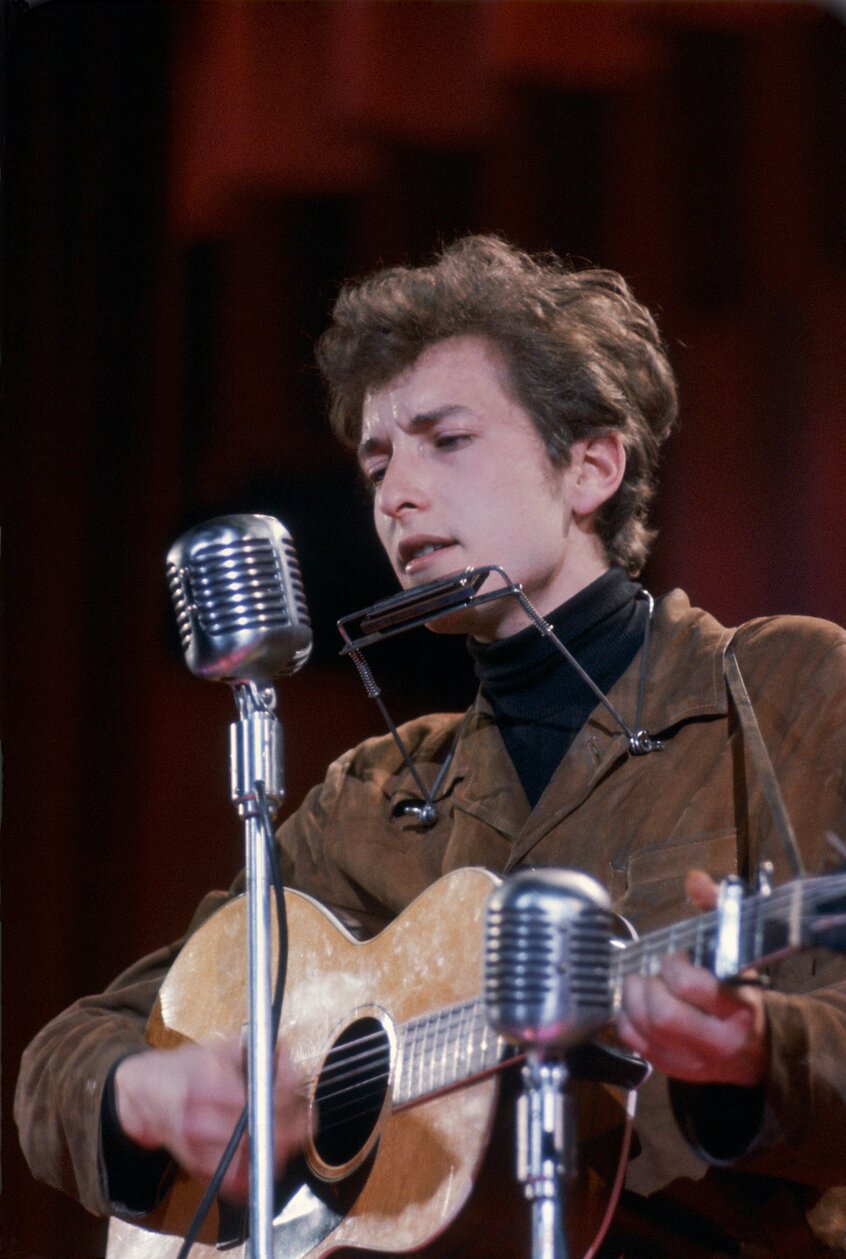 Bob Dylan/1941年、米・ミネソタ州生まれ。62年に『ボブ・ディラン』でデビュー。2016年、ノーベル文学賞を受賞=1966年(写真:Gamma Rapho/アフロ)