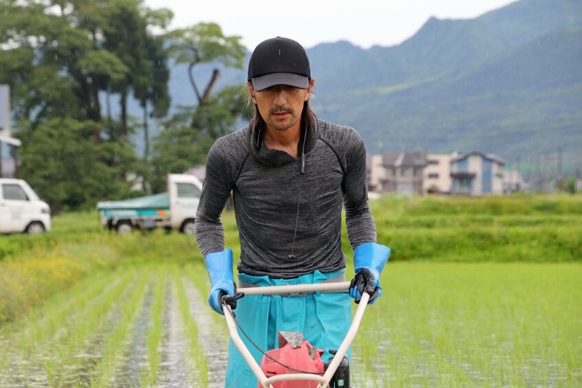 「儲かっている米農家なんて、どのくらいいるんでしょうか。1日12時間以上働いて、自分の給料が出ない月もざらです」と話す、新潟県南魚沼市の米農家・笛木竜也さん=米倉昭仁撮影