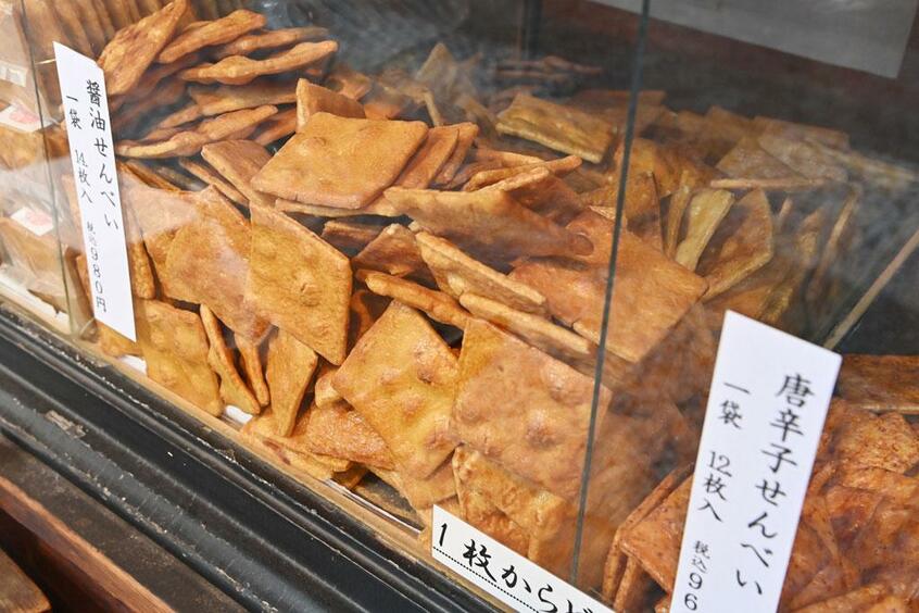 醤油せんべい1枚70円、1袋14枚入り980円。オンライン販売もあり