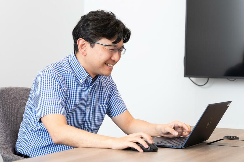障害者の在宅勤務制度を導入した東京建物の人事部グループリーダー今井靖さん。チャットツールなどできめ細かいコミュニケーションを図る(撮影/写真映像部・上田泰世)