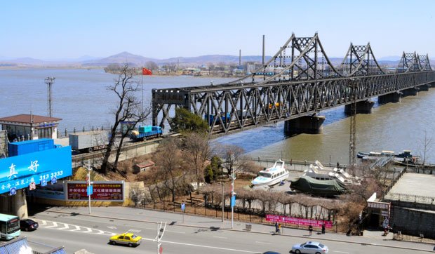 中国と北朝鮮の国境にかかる橋=中国・遼寧省丹東 (c)朝日新聞社 @@写禁