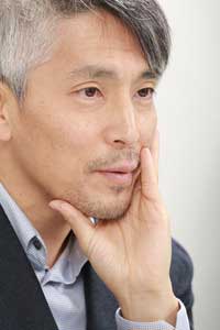 久賀谷 亮（くがや・あきら）医師（日・米医師免許）／医学博士（ＰｈＤ／ＭＤ）。イェール大学医学部精神神経科卒業。日本で臨床および精神薬理の研究に取り組んだあと、イェール大学で先端脳科学研究に携わり、臨床医としてアメリカ屈指の精神医療の現場に８年間にわたり従事する。現在、ロサンゼルスにて「ＴｒａｎｓＨｏｐｅ　Ｍｅｄｉｃａｌ」院長として、マインドフルネス認知療法やTMS磁気治療など、最先端の治療を取り入れた診療を展開中。臨床医として日米で２５年以上のキャリアを持つ。趣味はトライアスロン。著書に『世界のエリートがやっている最高の休息法』『脳疲労が消える 最高の休息法［ＣＤブック］』（ダイヤモンド社）がある。