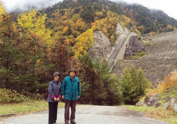 ２０１７年１０月、家内と２人で紅葉を見に長野県の高瀬ダムへと向かった。中央に見えるのは巨大なスキージャンプ式洪水吐である。