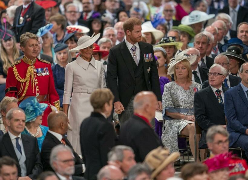 イベントに出席するヘンリー王子夫妻。射るような視線のなか、通されたのは「ほぼ末席」だった／６月３日（gettyimages）