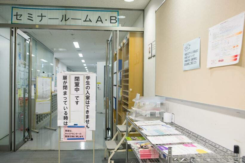 普段は就活生でにぎわう早稲田大もほとんど人気はない。「コロナで公務員試験が遅れ、民間対策にも影響があった」（SE志望・早稲田大4年）（撮影／写真部・張溢文）