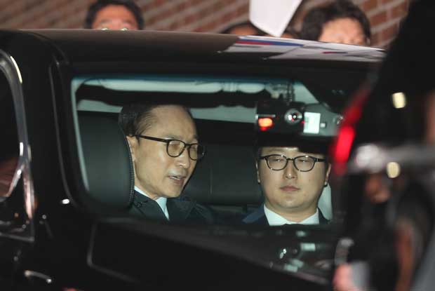 検察の車両でソウル東部拘置所に向かう李明博元大統領（左）＝東亜日報提供 