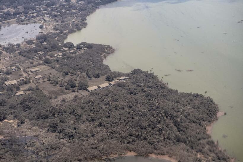 トンガのノムカ島上空。屋根などに火山灰が積もっている様子がわかる。ニュージーランド国防省撮影