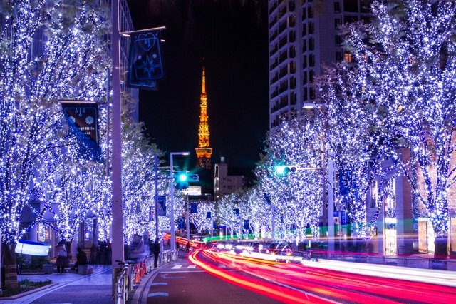 クリスマスイルミネーション越しに眺める東京タワー。クリスマスの定番スポットですね。