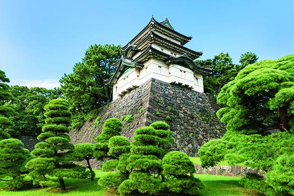 江戸城（東京都千代田区千代田）現在の東京の基礎となる江戸城とその城下町は、徳川家康によって築かれた。毎日多くの外国人観光客が訪れるが、日本人にももっと知ってもらいたい城である。現存の富士見櫓は焼失した天守の代用として使われていた