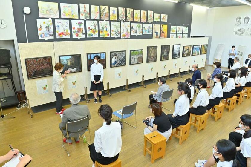 広島の基町高校で７月１日に開かれた原爆の絵制作完成披露会。絵を共同制作した被爆者と生徒が説明（ｐｈｏｔｏ　写真映像部・東川哲也）