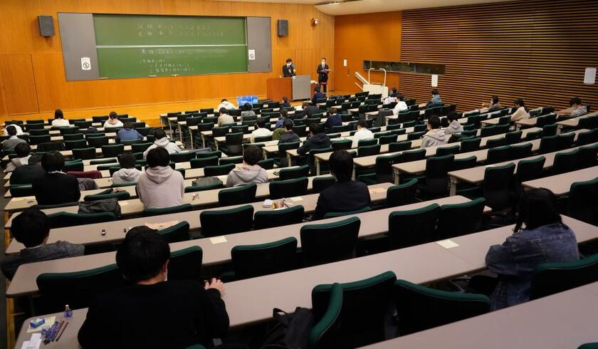 大学入学共通テスト第２日程の試験会場。現行の「自己採点方式」の入試では、問題を解きながら、自己採点のためのメモを残すことも大事な技術になる／１月30日、東京都文京区の東京大学　（ｃ）朝日新聞社