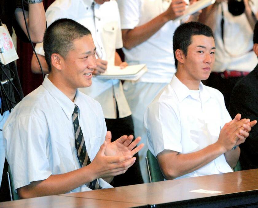 高校時代は“ライバル関係”だった田中将大（左）と斎藤佑樹（右）　（ｃ）朝日新聞社