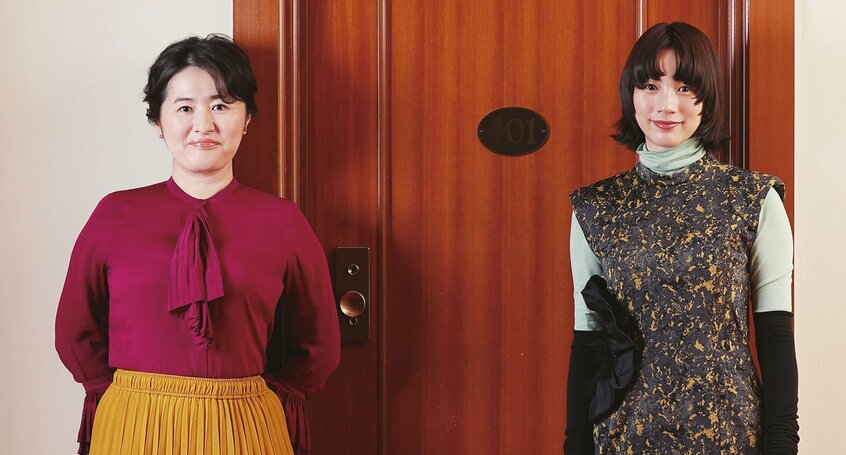 ゆずき・あさこ(左):作家。2015年、『ナイルパーチの女子会』で山本周五郎賞を受賞。主な作品に『ランチのアッコちゃん』など/のん:俳優・アーティスト。音楽、映画制作、アートなど幅広いジャンルで活動している。2024年、第16回伊丹十三賞を受賞(写真:加藤夏子)