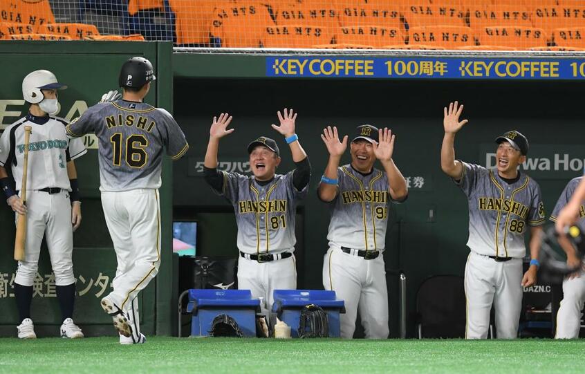 プロ野球開幕戦の阪神ベンチでエアタッチをする選手ら (c)朝日新聞社