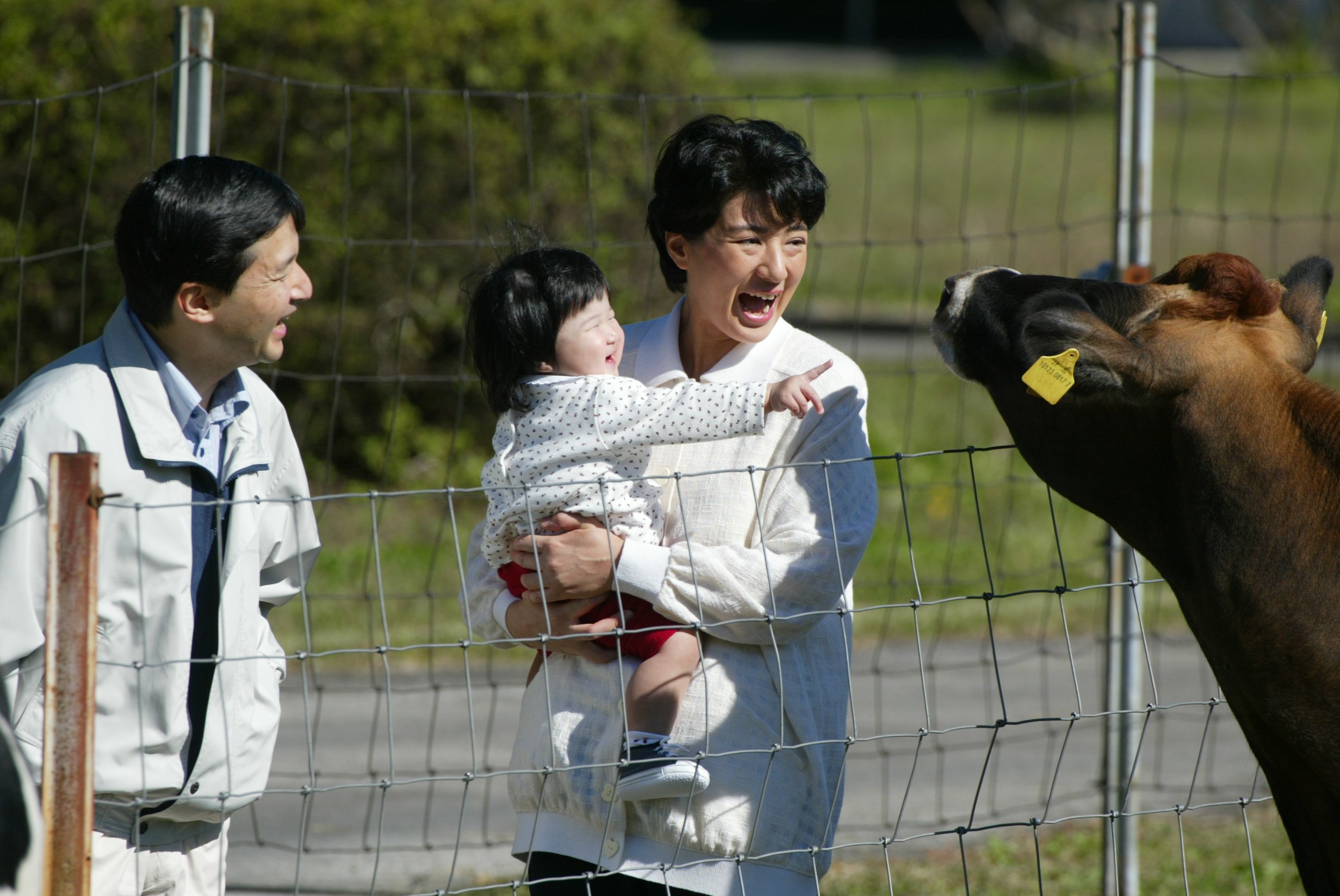 愛子さまの手にトンボがとまった瞬間、愛犬の由莉ものぞき込んだ 静養