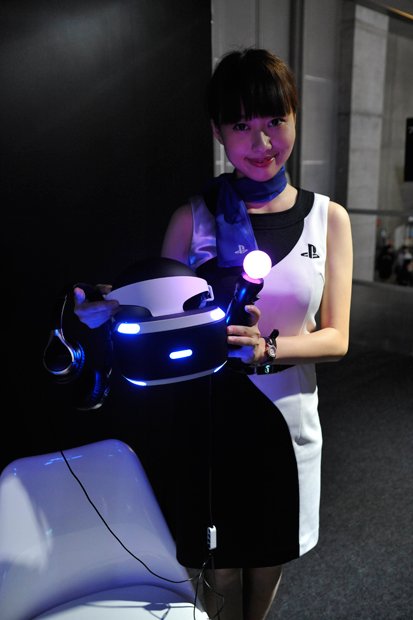 「プレイステーションVR」を紹介するコンパニオン
