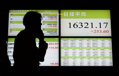 リーマン・ショック後の高値を付けた日経平均株価 (c)朝日新聞社 @@写禁