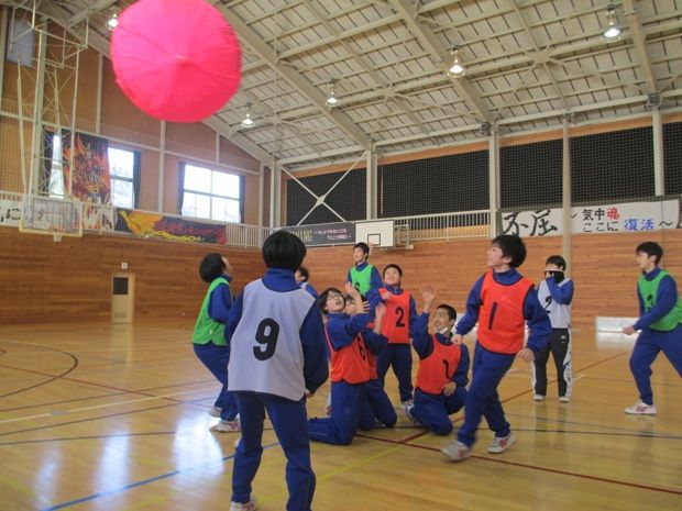 カナダで生まれたニュースポーツ「キンボール」を楽しむ陸前高田市立気仙中学校の生徒たち