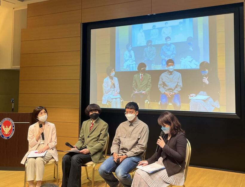4月18日に在東京タイ王国大使館で開催された、「タイフェスティバル2022」PRイベントで、T－POPの魅力について語る山麓園太郎さん（左から2番目）
