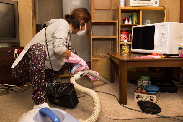 トシエさん宅では、長女が身重の体をひきずりながら、掃除機でゴキブリを吸い込んでいた（撮影／写真部・大嶋千尋）