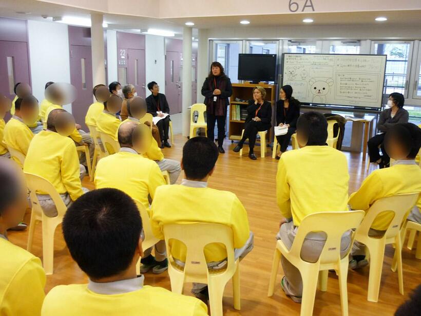 ２００９年１２月、島根あさひ社会復帰促進センター初の訪問で受刑者たちに語りかける坂上監督。ＴＣでもサークルになり、互いの顔を見て話す。「プリズン・サークル」は１月２５日から全国で順次公開される　（ｃ）Ｒｏｄ　Ｍｕｌｌｅｎ