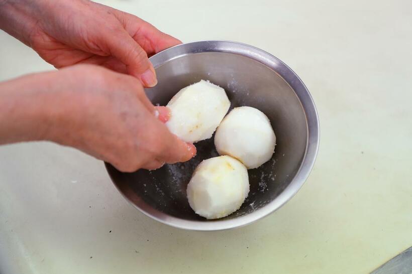 【ワンポイントアドバイス】皮をむいた里芋にはまず塩をまんべんなくすり込み、ぬめりを取ること。　（撮影／写真部・松永卓也）